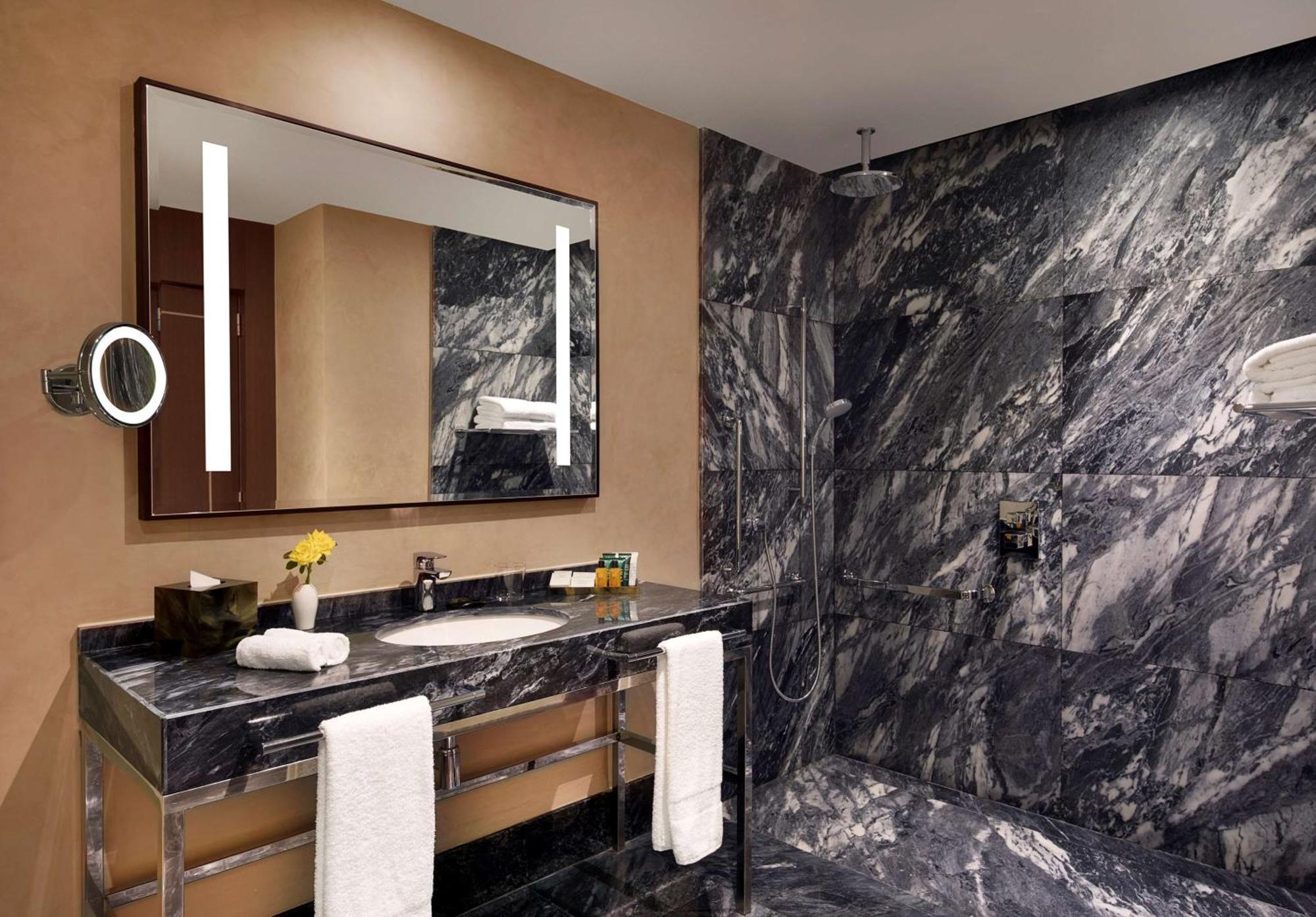 Hilton Tanger City Center Екстер'єр фото Bathroom