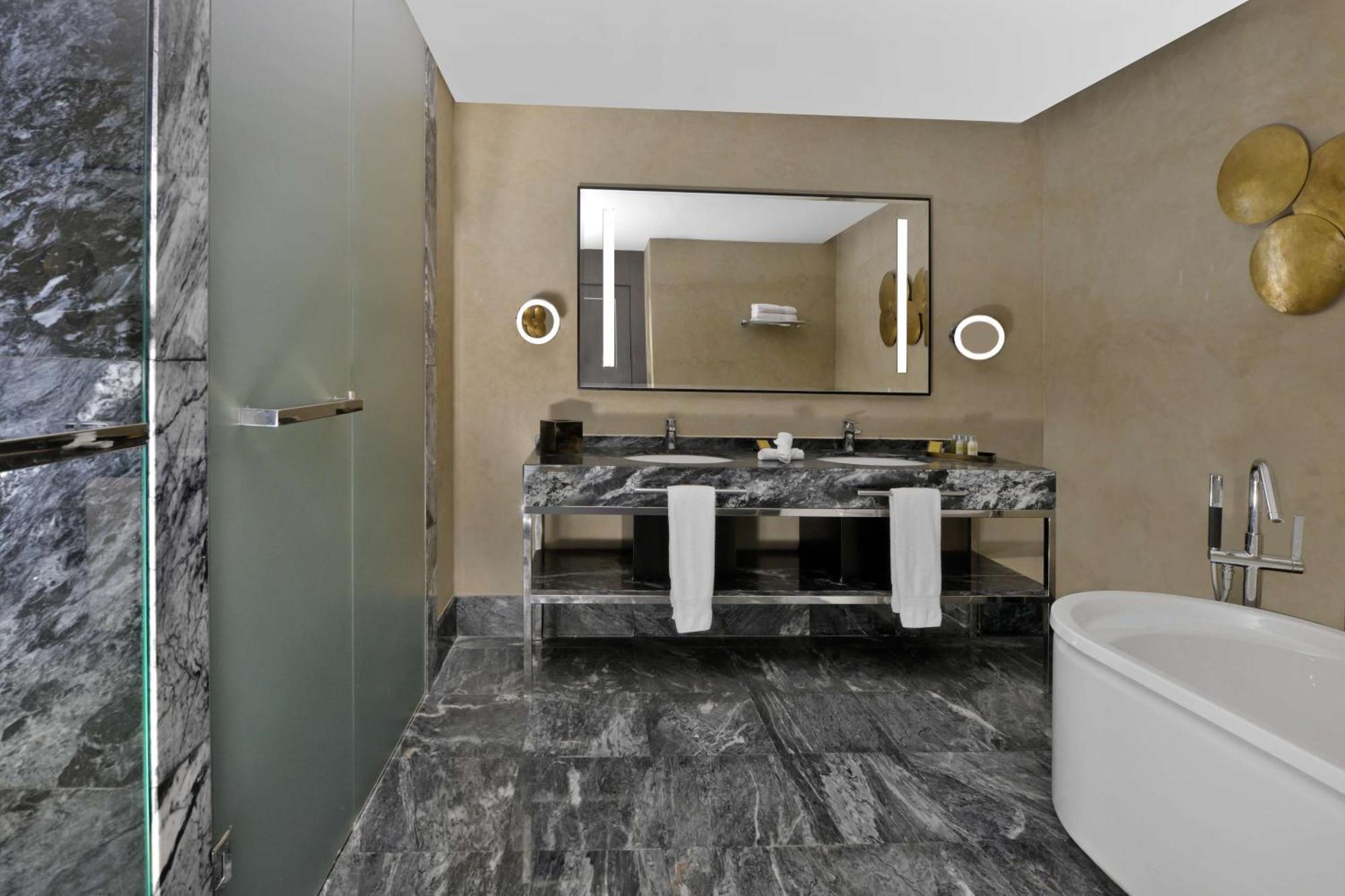 Hilton Tanger City Center Екстер'єр фото Bathroom